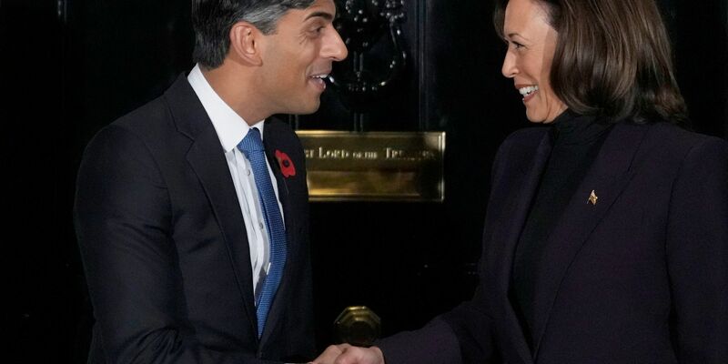 Der britische Premierminister Rishi Sunak (l) empfängt US-Vizepräsidentin Kamala Harris in der Downing Street 10. - Foto: Kirsty Wigglesworth/AP/dpa