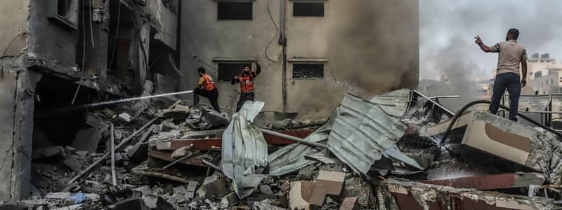 Israel hat den Gazastreifen abgeriegelt und unternimmt massive Luft- und Bodenangriffe. - Foto: Mohammad Abu Elsebah/dpa