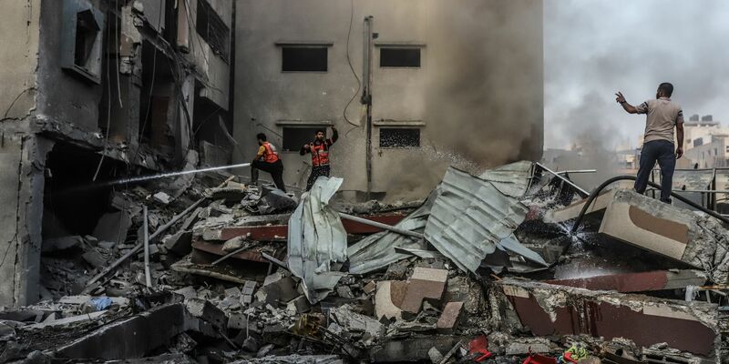 Israel hat den Gazastreifen abgeriegelt und unternimmt massive Luft- und Bodenangriffe. - Foto: Mohammad Abu Elsebah/dpa