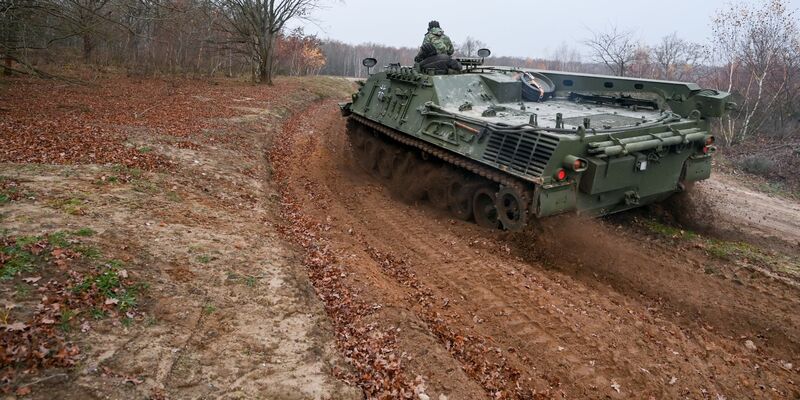 Ein Zivilpanzer verdichtet in Sielmanns Naturlandschaft Döberitzer Heide Trassen, damit sich dort Pfützen für Urzeitkrebse bilden können. - Foto: Jens Kalaene/dpa-Zentralbild/dpa