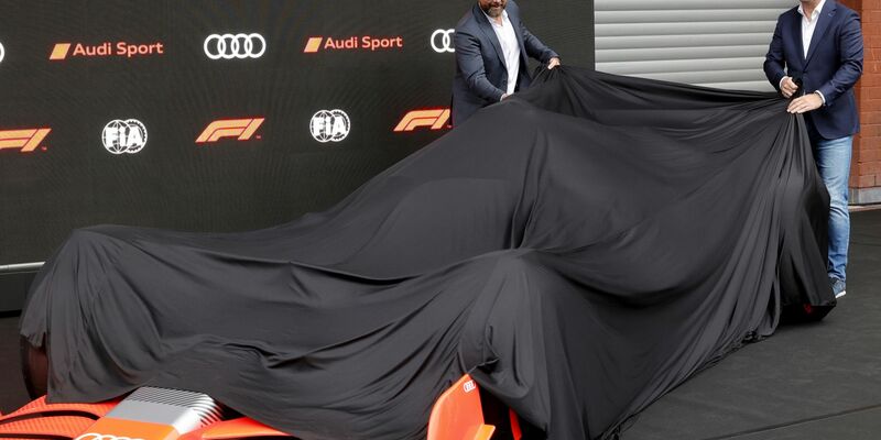 Audi-Chef Markus Duesmann (r) und Audi-Entwicklungsvorstand Oliver Hoffman. - Foto: Olivier Matthys/AP/dpa