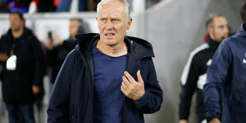 Freiburgs Trainer Christian Streich ist nach dem Spiel gegen Paderborn enttäuscht. - Foto: Philipp von Ditfurth/dpa
