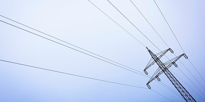 Ein Strommast steht in der Region Hannover. Deutschland verbraucht so wenig Energie wie nie zuvor. - Foto: Moritz Frankenberg/dpa
