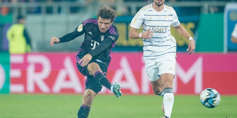 Erzielte das einzige Bayern-Tor in Saarbrücken: Thomas Müller (l). - Foto: Uwe Anspach/dpa
