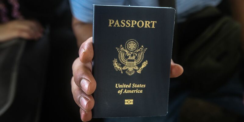 Ein US-Bürger hält seinen Reisepass in der Hand, während er am Grenzübergang zwischen dem Gazastreifen und Ägypten wartet. Ausländische Staatsangehörige aus 60 Ländern wollen ausreisen. - Foto: Mohammed Talatene/dpa