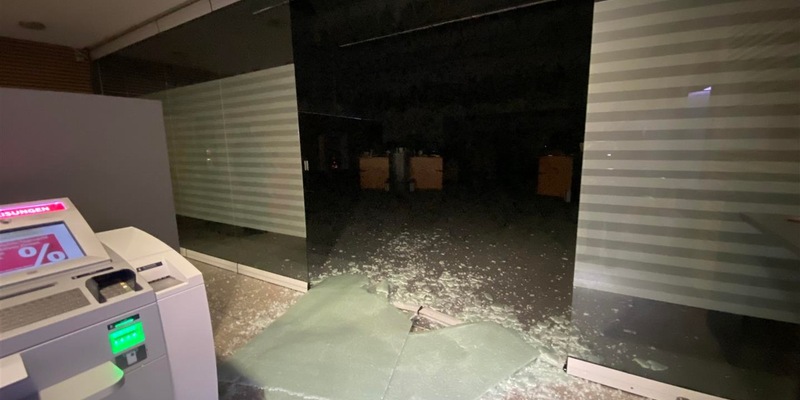 POL-PDLD: Mit dem Krankenfahrstuhl durch die Glaswand - Foto: presseportal.de