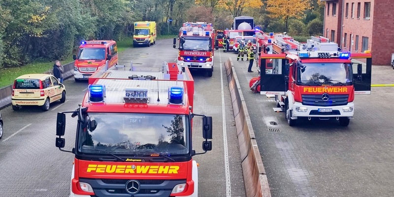 FW Hünxe: Feuerwehren aus Hünxe, Hamminkeln und Voerde proben den Ernstfall am Institut der Feuerwehr in Münster - Foto: presseportal.de