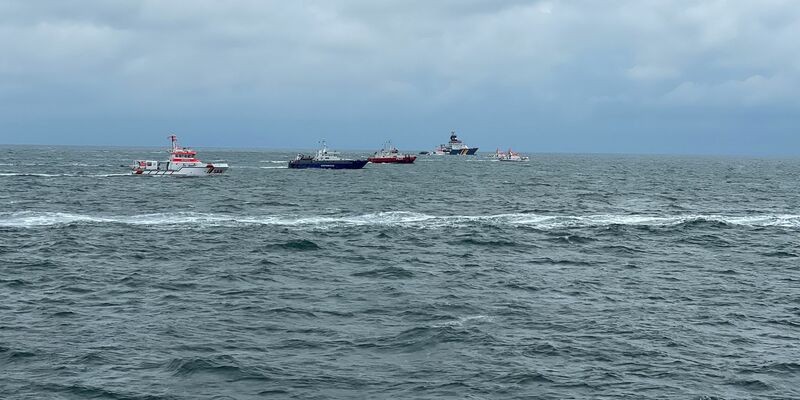Suche nach den vermissten Seeleuten des Frachters «Verity», der am 24. Oktober nach einer Kollision mit einem anderen Schiff in der Nordsee gesunken ist. - Foto: Die Seenotretter – DGzRS/dpa
