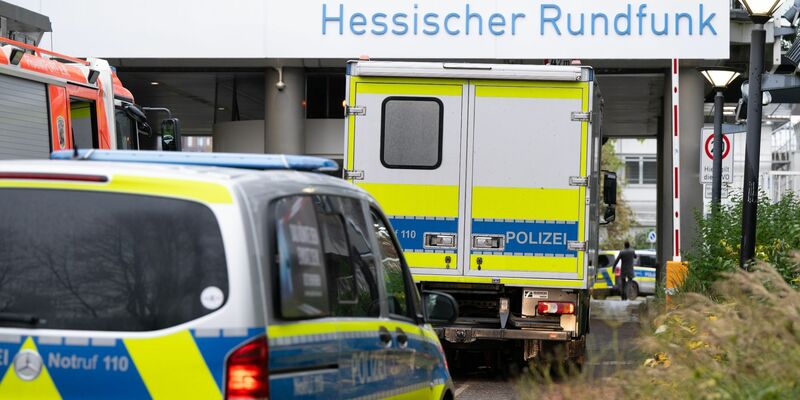 Polizeifahrzeuge auf dem Gelände des Hessischen Rundfunks in Frankfurt. - Foto: Boris Roessler/dpa