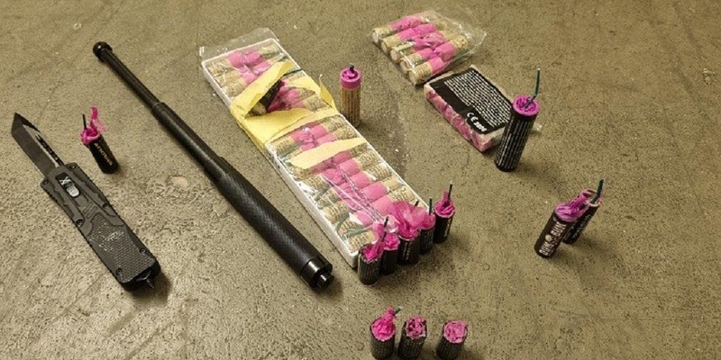 BPOL NRW: Bundespolizei stellt 55 Böller und verbotene Waffen bei Jugendgruppe sicher - Foto: presseportal.de