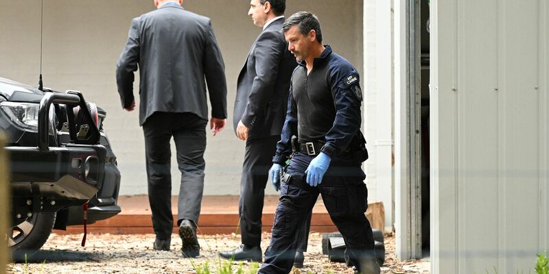 Polizeibeamte untersuchen das Grundstück von Erin Patterson in Leongatha, Victoria. - Foto: James Ross/AAP/dpa