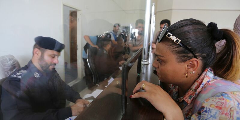 Palästinenser mit doppelter Staatsangehörigkeit lassen sich am Grenzübergang in Rafah für die Ausreise nach Ägypten registrieren. - Foto: Hatem Ali/AP
