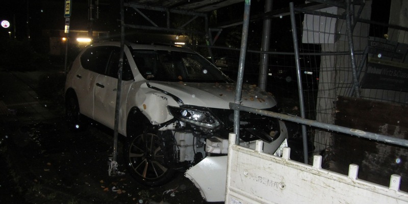 POL-NE: Alkoholisierter Autofahrer kollidiert mit Baugerüst - Foto: presseportal.de