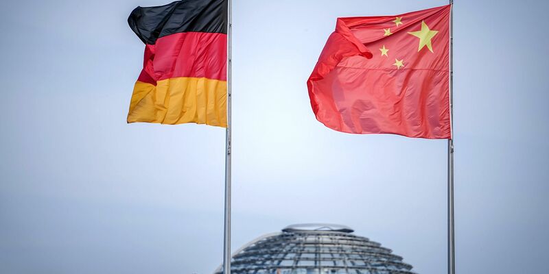 Die Flaggen von Deutschland und China wehen zum Auftakt des Deutschland-Besuchs der chinesischen Regierung vor dem Bundeskanzleramt, im Hintergrund die Kuppel des Reichstagsgebäudes. - Foto: Kay Nietfeld/dpa