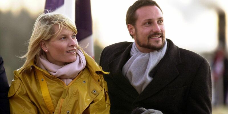 Norwegens Kronprinz Haakon und seine Frau Mette-Marit unternehmen auf dem alten Dampfer «Engebret Soot» eine Reise durch die Region Oestfold, die südöstlich von Oslo gelegen ist (2001). - Foto: Erichsen/ Scanpix Norge/ Scanpix Norge/dpa