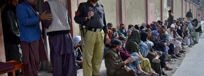Afghanische Einwanderer warten vor dem afghanischen Konsulat im pakistanischen Quetta, um Reisedokumente für die Rückkehr in ihr Heimatland zu erhalten. - Foto: Arshad Butt/AP/dpa