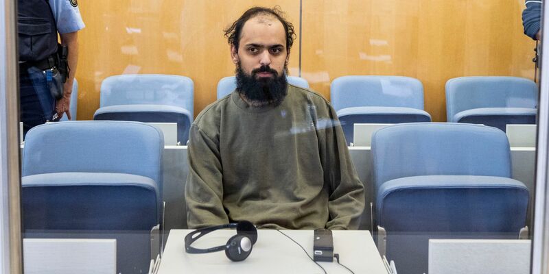 Der Angeklagte sitzt im Oberlandsgericht Düsseldorf auf der Anklagebank hinter einer Glasscheibe. - Foto: Christoph Reichwein/dpa