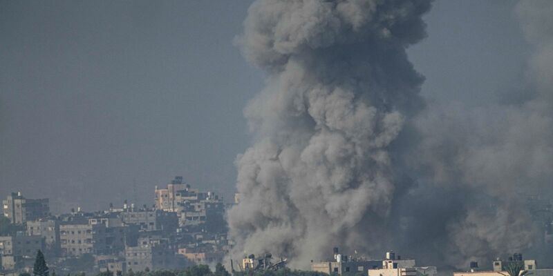 Rauch steigt nach einem israelischen Luftangriff im Gazastreifen auf. - Foto: Ariel Schalit/AP/dpa