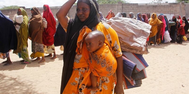 Menschen, die vor einer Dürre geflohen sind, in einer behelfsmäßigen Unterkunft für Vertriebene in Mogadischu (Somalia). - Foto: Farah Abdi Warsameh/AP/dpa