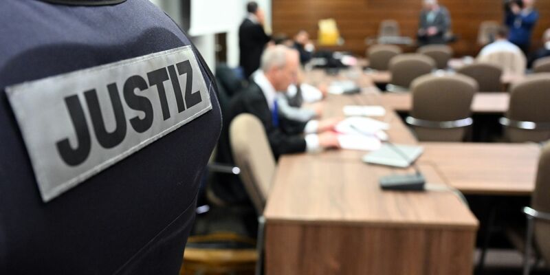 Die Angeklagten warten mit ihren Rechtsanwälten auf den Beginn des Prozesses. - Foto: Federico Gambarini/dpa