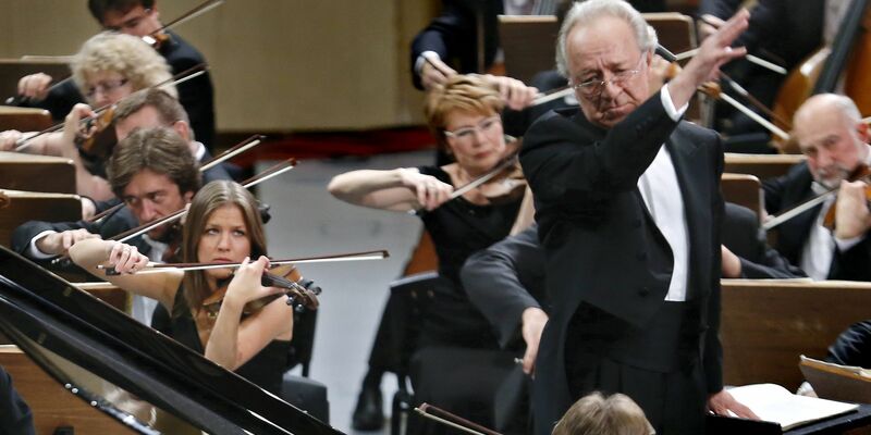 Der russische Dirigent Juri Temirkanow (r) dirigiert das St. Petersburger Philharmonieorchester. - Foto: Robert Ghement/EPA/dpa