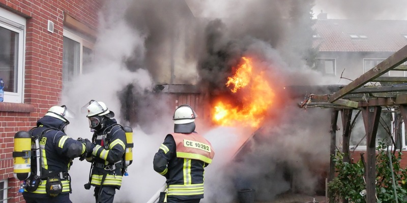 FW Celle: Garage in Vollbrand - eine Person verletzt! - Foto: presseportal.de