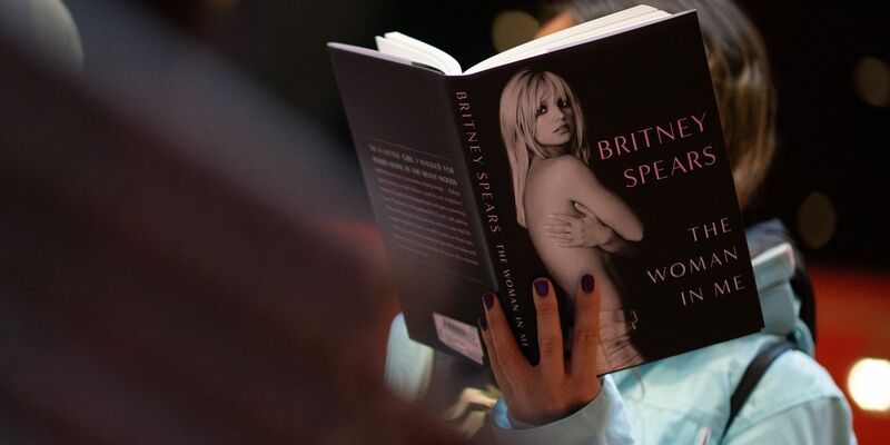 Von der deutschsprachigen Ausgabe von «The Woman in Me» wurden hierzulande bereits 120.000 Exemplare ausgeliefert, wie der Pengiun Verlag mitteilt. - Foto: Sebastian Christoph Gollnow/dpa