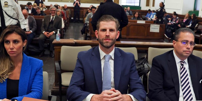 Eric Trump (M) und seine Anwälte Alina Habba (l) und Clifford Robert sitzen im Gerichtssaal am New York Supreme Court. - Foto: Shannon Stapleton/Pool Reuters/AP/dpa