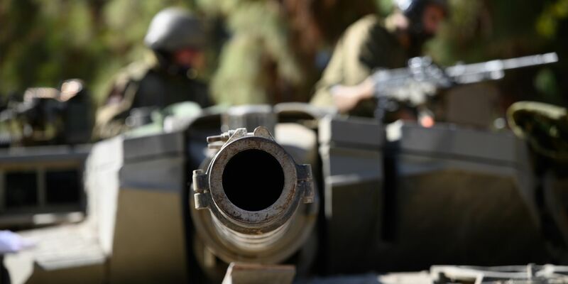 Israelische Soldaten auf einem Merkava-Panzer in einer Stellung im Norden Israels an der Grenze zum Libanon. - Foto: Ayal Margolin/Jini via XinHua/dpa