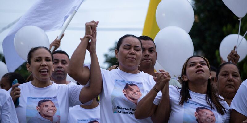 Cilenis Marulanda (M), Mutter des kolumbianischen Fußballspielers Luis Diaz, nimmt an einer Demonstration für die Freilassung ihres Mannes und des Vaters des Liverpooler Stürmers teil. - Foto: Leo Carrillo/AP/dpa
