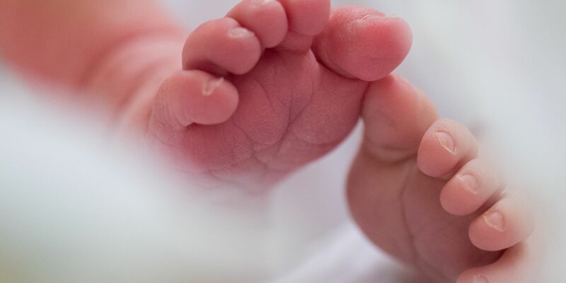 Das Risiko für den plötzlichen Kindstod gilt im zweiten bis vierten Lebensmonat als am höchsten. - Foto: Arno Burgi/dpa-Zentralbild/dpa