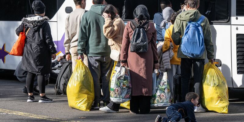 Für viele Kriegsflüchtlinge soll es nun schwerer werden, Angehörige zu sich zu holen. (Archivbild) - Foto: Boris Roessler/dpa