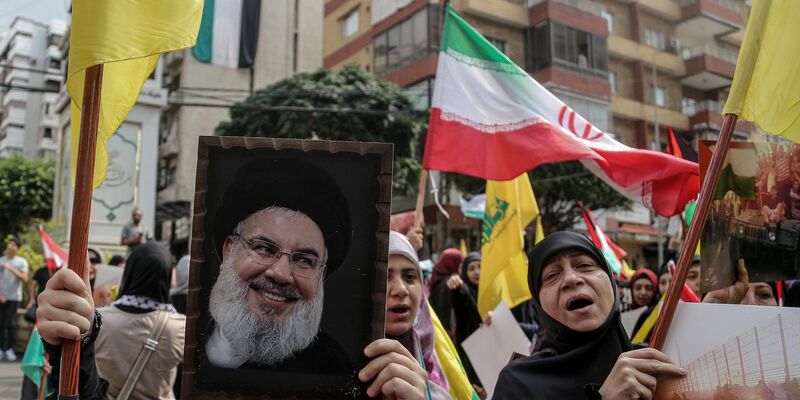 Ein Hisbollah-Anhänger hält ein Porträt von Hassan Nasrallah hoch: Der Hisbollah-Chef will sich zum ersten Mal seit Ausbruch des Gaza-Kriegs öffentlich äußern. - Foto: Bilal Hussein/AP/dpa