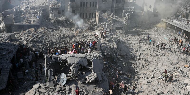 Palästinenser suchen in den Trümmern eines zerstörten Gebäudes in Bureij nach Überlebenden. - Foto: -/XinHua/dpa