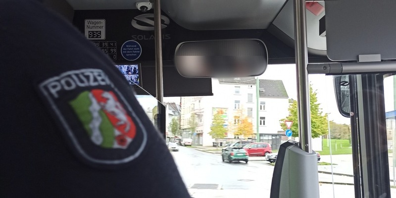 POL-HA: Schwerpunktdienst der Hagener Polizei begleitet Linienbus im Rahmen einer uniformierten Streife - Foto: presseportal.de