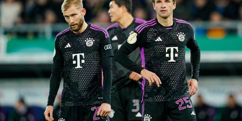 Bayerns Konrad Laimer (l-r), Min-jae Kim und Thomas Müller müssen das Pokal-Aus in Saarbrücken verarbeiten. - Foto: Uwe Anspach/dpa