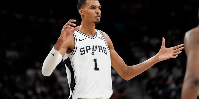 Victor Wembanyama von den San Antonio Spurs liefert beim NBA-Spiel gegen die Phoenix Suns ab. - Foto: Eric Gay/AP/dpa