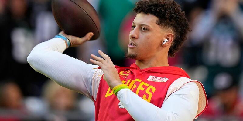 Trifft am Sonntag in Frankfurt auf die Miami Dolphins: Kansas City Chiefs-Quarterback Patrick Mahomes. - Foto: Brynn Anderson/AP/dpa