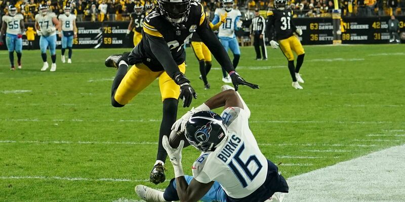 Tennessee Titans Wide Receiver Treylon Burks (16) sorgte für einen Schreckmoment. - Foto: Matt Freed/AP/dpa