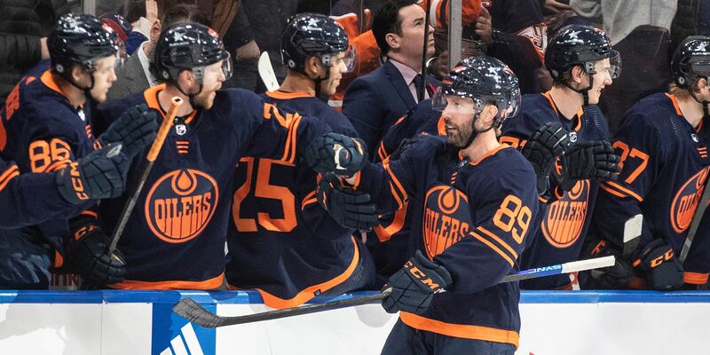 Die Spieler der Edmonton Oilers feiern den Sieg gegen die Los Angeles Kings. - Foto: JASON FRANSON/The Canadian Press/AP/dpa