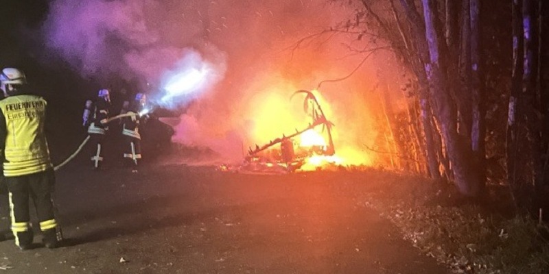 POL-STD: Wohnmobil auf Parkplatz an der Bundesstraße 73 in Himmelpforten ausgebrannt - Polizei sucht Zeugen - Foto: presseportal.de