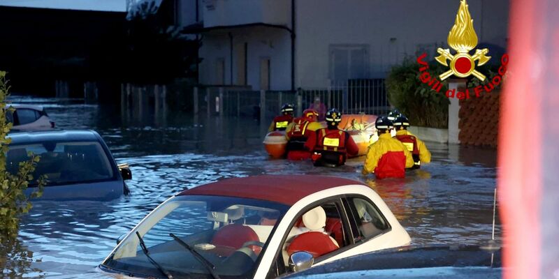 Feuerwehrleute im Schlauchboot in Lamporecchio in der Toskana. - Foto: -/Vigili del Fuoco/dpa