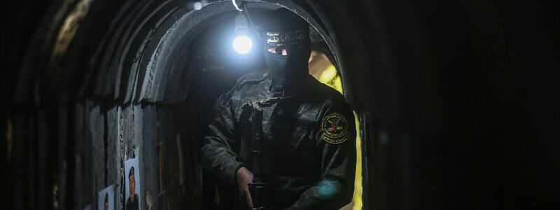 Ein palästinensischer Kämpfer geht durch einen Tunnel unterhalb des Gazastreifens (Archivbild). Experten sprechen von «Dutzenden von Kilometern unter der Erde mit Kommando-, Kontroll- und Kommunikationsräumen, Vorratskammern und Abschussrampen für die Raketen». - Foto: Mohammed Talatene/dpa