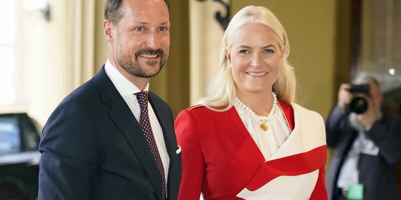 Kronprinz Haakon (l) von Norwegen und Kronprinzesin Mette-Marit kommen nach Deutschland. - Foto: Danny Lawson/PA Wire/dpa