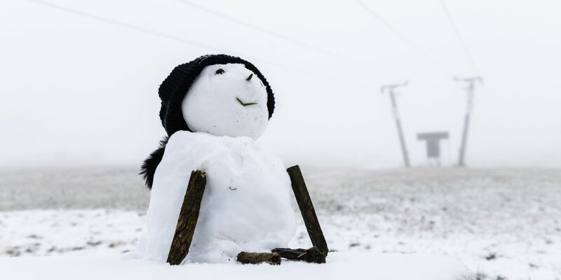 Auf dem Feldberg im Schwarzwald sind die ersten Schneeflocken gefallen. - Foto: Silas Stein/dpa