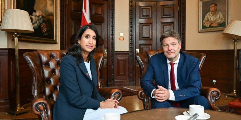 Großbritanniens Energieministerin Claire Coutinho und Bundeswirtschaftsminister Robert Habeck (Bündnis 90/Die Grünen) im Amtszimmer der Ministerin in London. - Foto: Soeren Stache/dpa