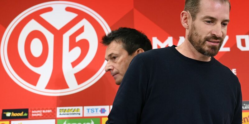 Interimstrainer Jan Siewert (r) kommt mit Sportvorstand Christian Heidel zur Pressekonferenz im Stadion. - Foto: Arne Dedert/dpa