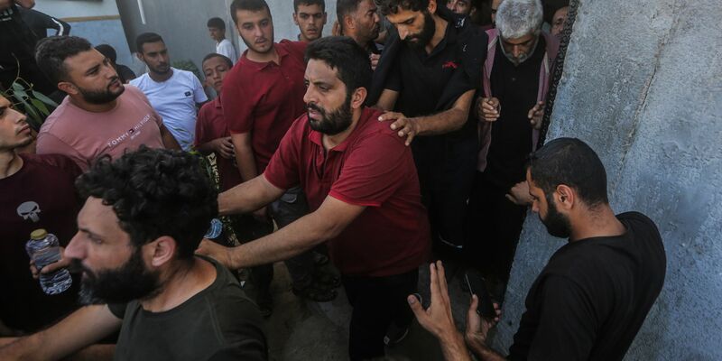 Palästinensische Arbeiter kehren über den Grenzübergang Kerem Shalom in den Gazastreifen zurück. - Foto: Mohammed Talatene/dpa
