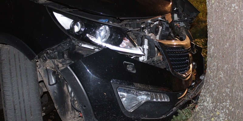 POL-MI: Auto prallt gegen Baum - Fahrer schwer verletzt - Foto: presseportal.de