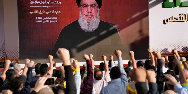 Anhänger der vom Iran unterstützten Hisbollah erheben in Beirut ihre Fäuste und jubeln, als Hisbollah-Führer Hassan Nasrallah während einer Kundgebung zum Gedenken an in den vergangenen Wochen getötete Hisbollah-Kämpfer über eine Videoverbindung erscheint. - Foto: Hussein Malla/AP